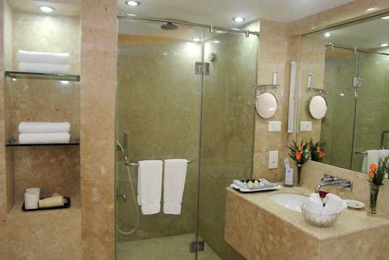 Breeze Hotel Chennai Esterno foto